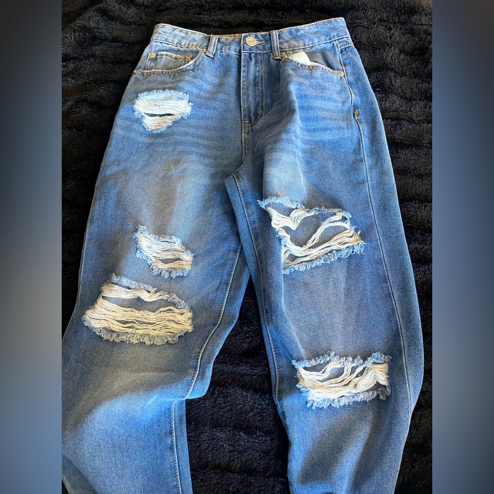 Womens Blue Distressed Jeans. Size 26